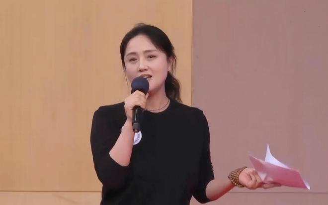 型和母亲神似知情人透露其父母背景新葡京亲人曝光朱媛媛全家福！脸(图3)