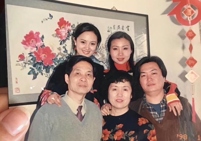 型和母亲神似知情人透露其父母背景新葡京亲人曝光朱媛媛全家福！脸(图2)